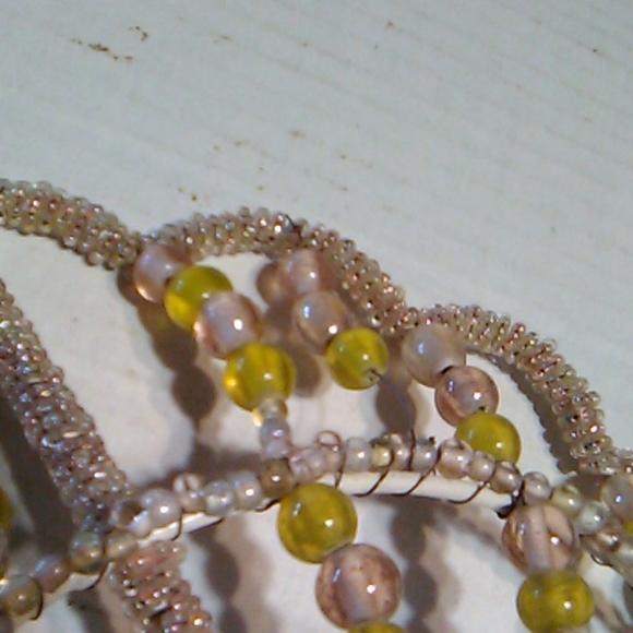 Beautiful Glass beaded Fan Style hook - Picture 5 of 8